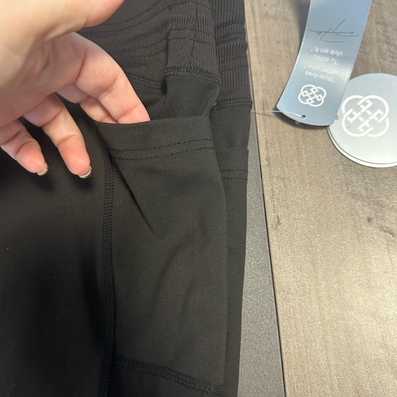 Daisy Fuentes Black Capri’s 1X NWT - Picture 5 of 6